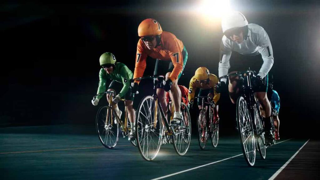 競輪のブランド新CM 「並走のリレー編」のワンシーン