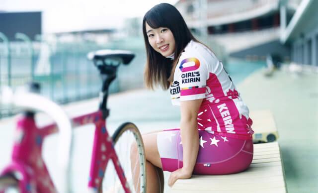 高木真備 - 競輪の案内係